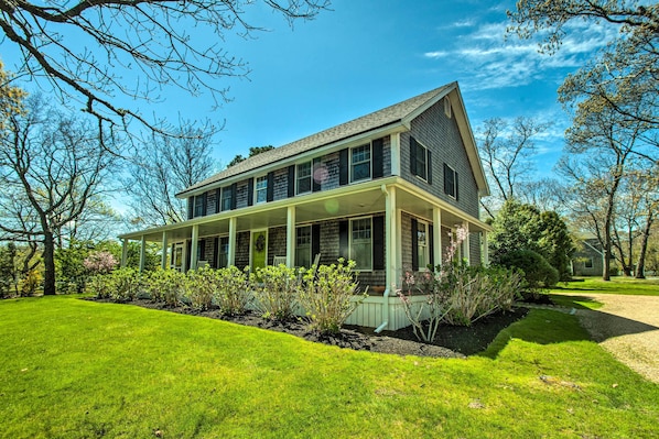 Oak Bluffs Vacation Rental | 4BR | 3BA | 2,500 Sq Ft | Steps to Access