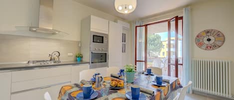 Fully equipped Kitchen with dining table and access to the balcony