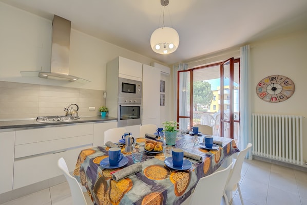 Fully equipped Kitchen with dining table and access to the balcony