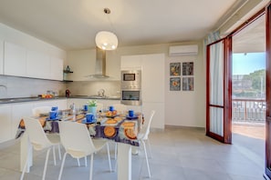 Fully equipped Kitchen with dining table and access to the balcony