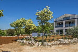 Stugans exteriör [sommar]