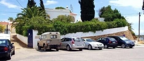 Zufahrt zur Vila Monte Luz am Ende der Sackgasse, direkt vor dem Strand