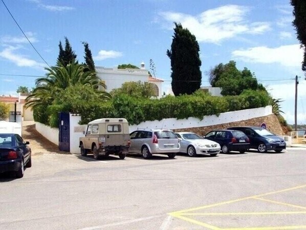 Zufahrt zur Vila Monte Luz am Ende der Sackgasse, direkt vor dem Strand