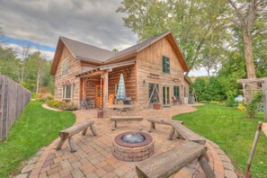 Private campfire area in back yard.