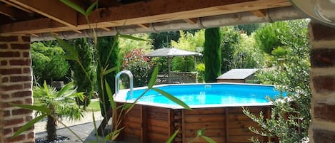 Terrasse couverte donnant sur piscine privative 