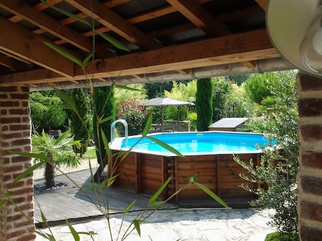 Terrasse couverte donnant sur piscine privative
