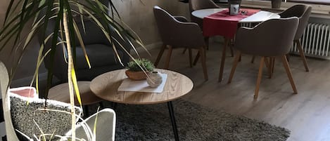 Wohnzimmer mit Essecke und angrenzendem Balkon Südseite.