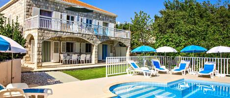 Villa and the pool