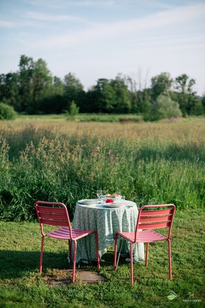 Plaisirs à 2 en pleine verdure devant la maisonnette