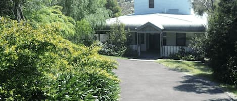 A agapanthus-lined U-shaped driveway makes for easy access & exit and parking