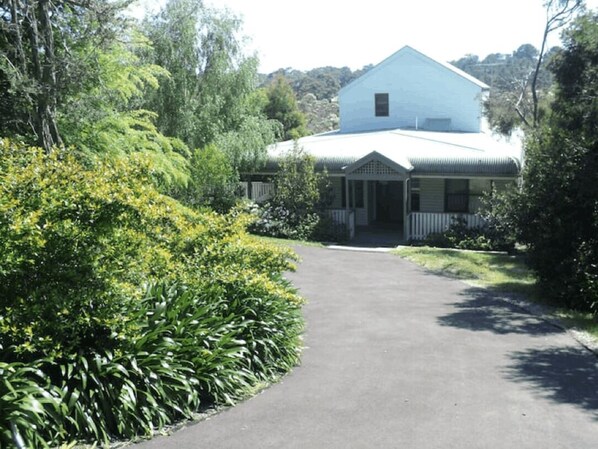 A agapanthus-lined U-shaped driveway makes for easy access & exit and parking