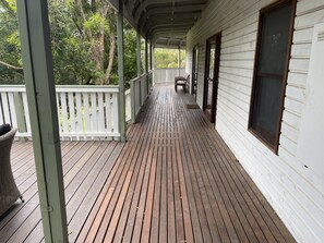 Bullnose verandah & patio winds around the property