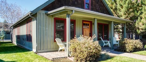 Your Close-in Downtown Cottage