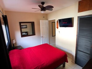 casa 25 2 nd bedroom with smart tv , one button netflx  lower unit 