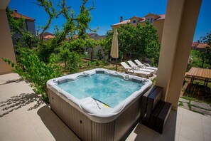 Jacuzzi for 5 people