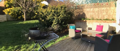 Grande terrasse sud ouest avec mobilier complet et BBQ Weber