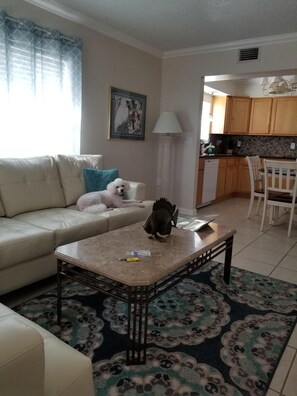 Relaxing living room with big screen tv & Free WIFI included.