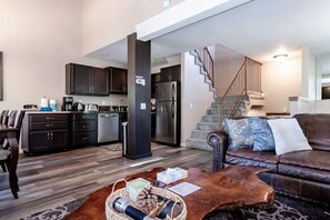 Living Room, Flat Screen TV, Gas Fireplace, Dining Table (6 Top) , Kitchen - Granite / Stainless Steel Appliances