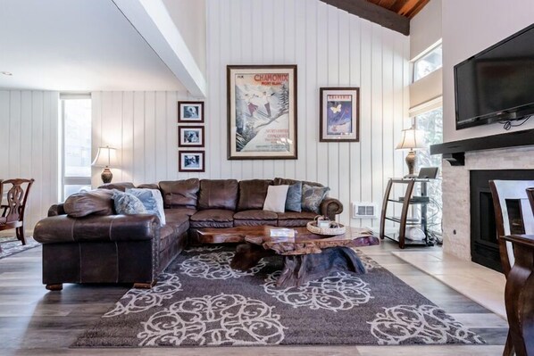 Living Room, Flat Screen TV, Gas Fireplace, Dining Table (6 Top) , Kitchen - Granite / Stainless Steel Appliances