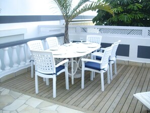 On the Deck 'Alfresco' Outside Dining Area with Amazing Views over the Ocean