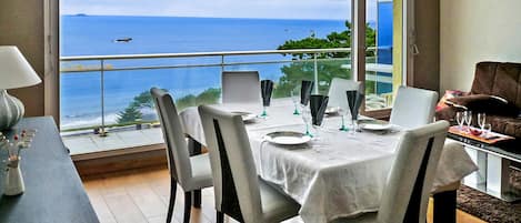 salle à manger avec vue imprenable sur la mer dont les 7 iles