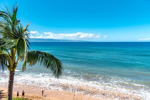 From your lanai, watch palm trees sway in rhythm with the waves as sapphire seas stretch endlessly to the horizon MAH-419