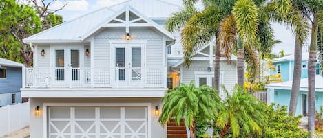 Newly Renovated 6 Bedroom + 6 Bath House - 1 Block to the Beach