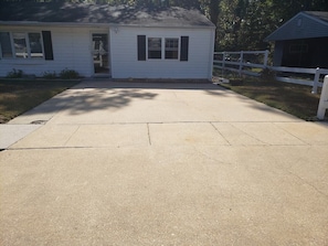 FRONT OF THE HOUSE. GUEST ENTRANCE ON THE RIGHT SIDE OF HOME.