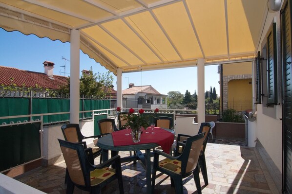 Sitzgruppe auf der großen überdachten Terrasse