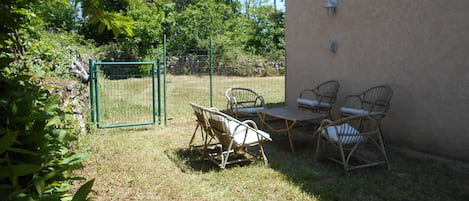 Coin salon dans le jardin
