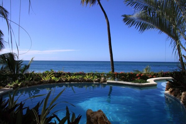 Swimmingpool und Blick auf das Karibische Meer