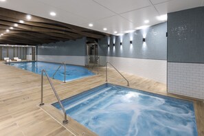 Indoor spa tub