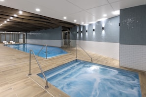 Indoor spa tub