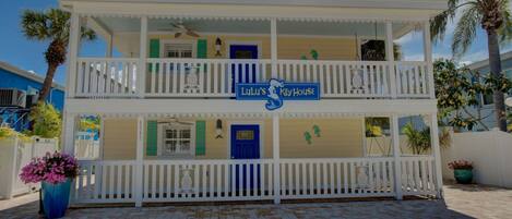 LuLu's Key house is located in the heart of Siesta Key in the village and about a 6 minute walk to the beach.