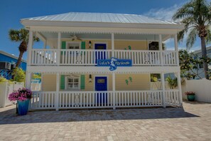 LuLu's Key house is located in the heart of Siesta Key in the village and about a 6 minute walk to the beach.