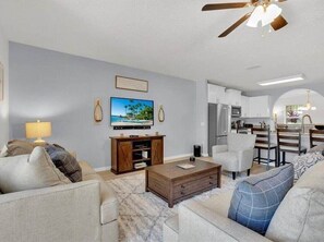 Open living space with a flat-screen TV, ideal for relaxing after a day of adventures.