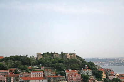 Ferienwohnung mit allem Komfort, wireless internet,Blick auf den Tejo und Schloss- Lisbonne