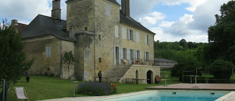 Façade vue de la piscine ( barrières de protection démontées pour un marige 