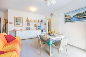 Dining table and access to the hallway