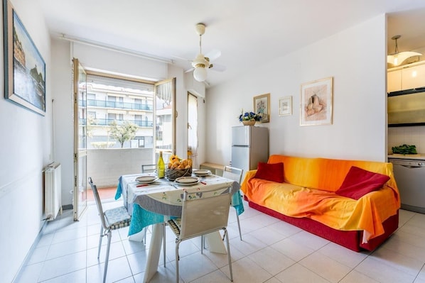 Bright living room with access to the balcony