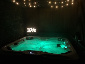 Indoor spa tub