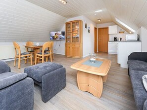 Wohnzimmer mit integriertem Küchenbereich
