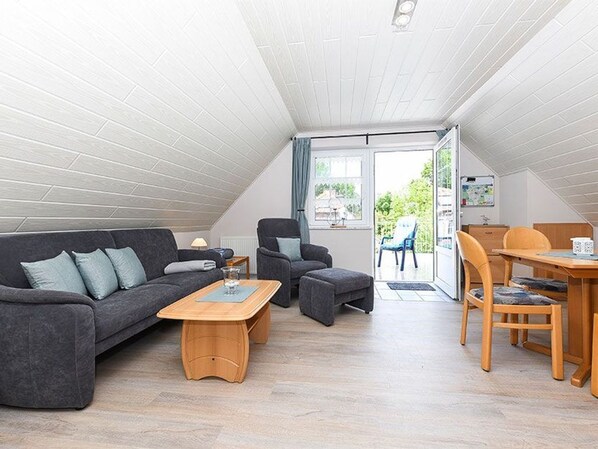 Wohnzimmer mit integriertem Küchenbereich