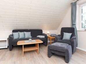 Wohnzimmer mit integriertem Küchenbereich