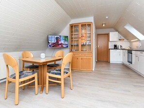 Wohnzimmer mit integriertem Küchenbereich