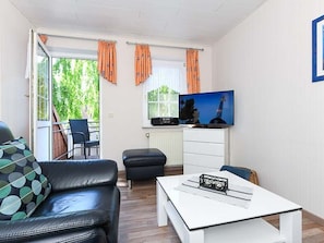 Wohnzimmer mit integriertem KĂŒchenbereich