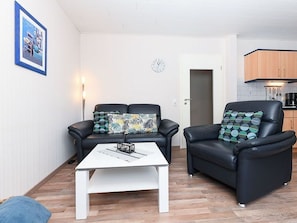 Wohnzimmer mit integriertem KĂŒchenbereich