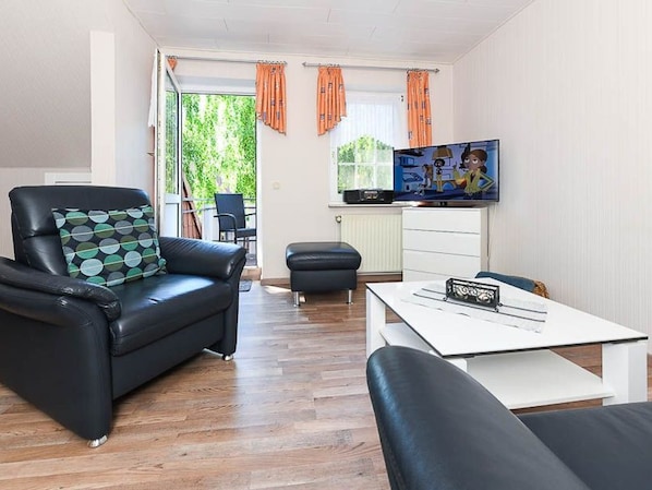 Wohnzimmer mit integriertem Küchenbereich