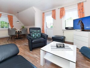 Wohnzimmer mit integriertem Küchenbereich