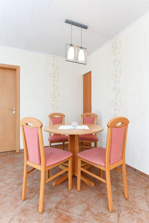 Wohnzimmer mit integriertem Küchenbereich